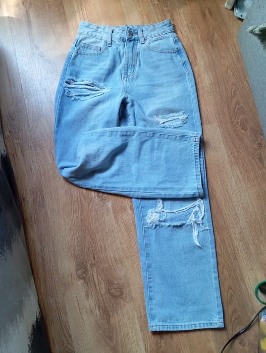 Damskie jeansy z dziurami