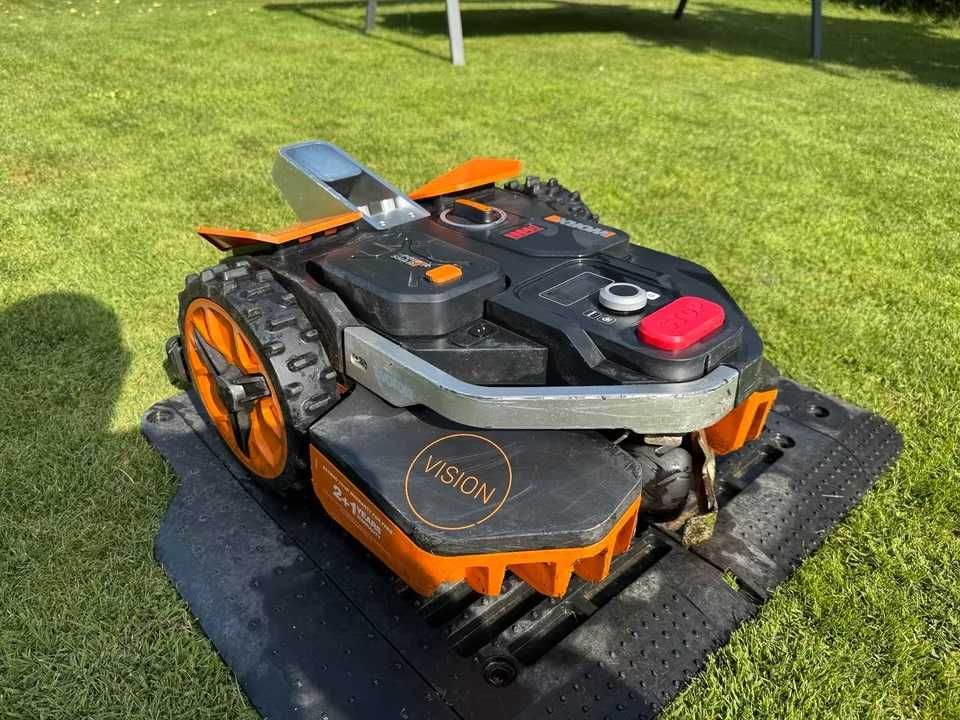 Samojezdny robot koszący Worx Landroid Vision M800 ze śladami używania