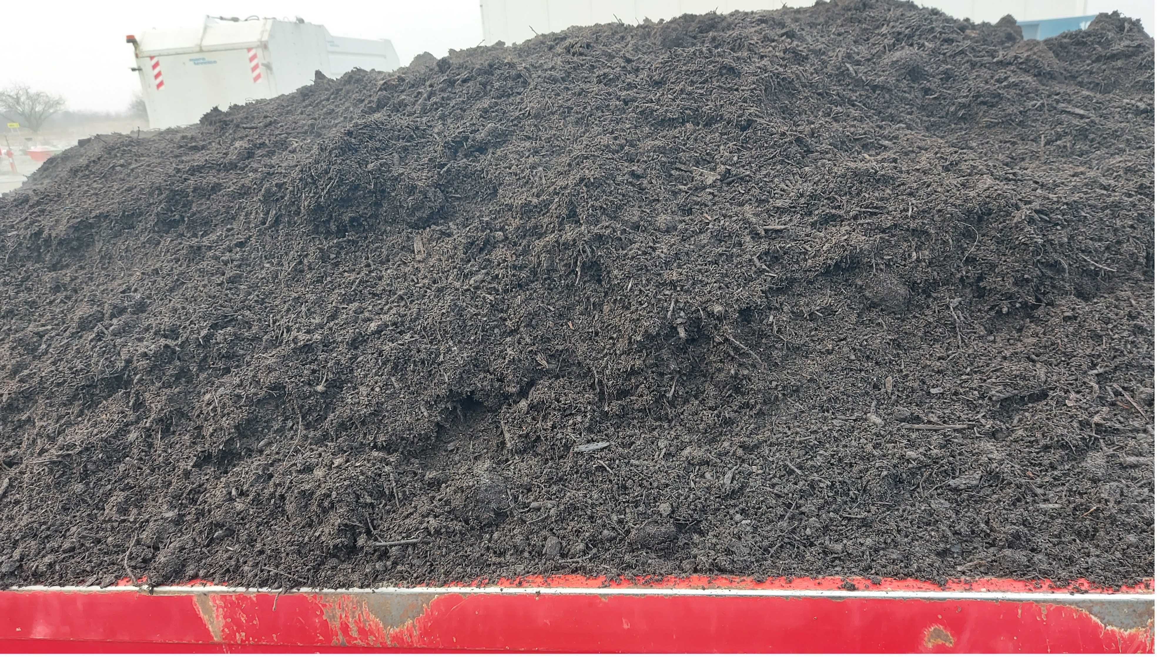 Kompost organiczny, podłoże ogrodowe, kompost do ogrodu warzywa zieleń