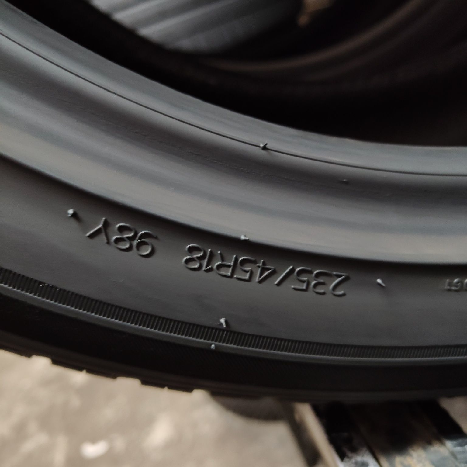 235/45/18 XL Sprzedam parę opon całorocznych Hankook