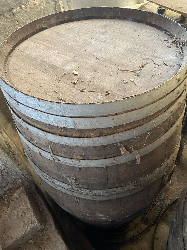 Pipas de vinho em madeira tipo carvalho.