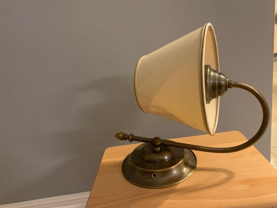 Kinkiet boczny w kolorze brudne złoto