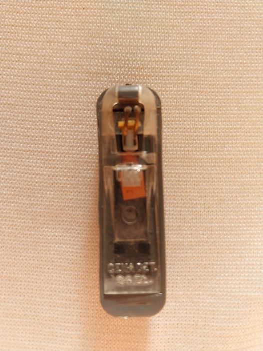 Wkladka z igłą do gramofonu.