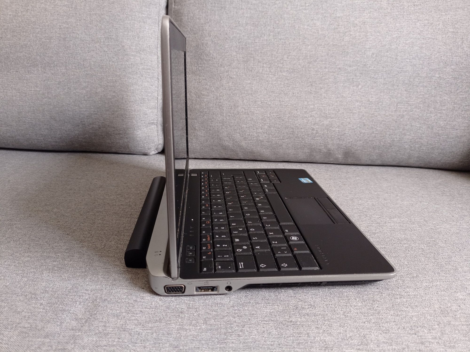 Laptop  Dell Latitude  i3-2330M