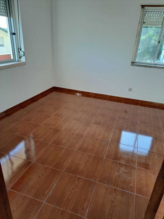 T2, Aluga-se 1º andar moradia, para 1 ou 2 casais