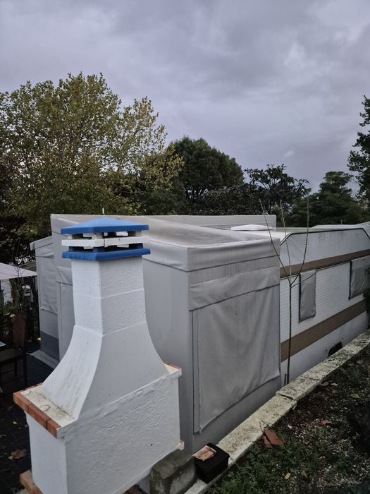 Roulote/caravana fixa em parque de campismo