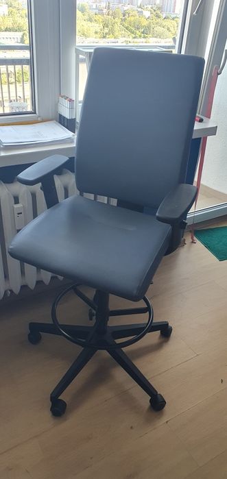 Fotel obrotowy z podnóżkiem