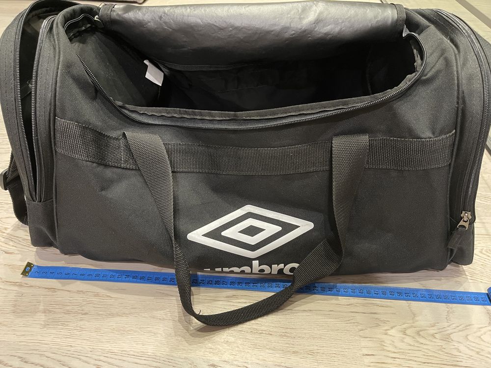 Продам спортивну сумку Umbro