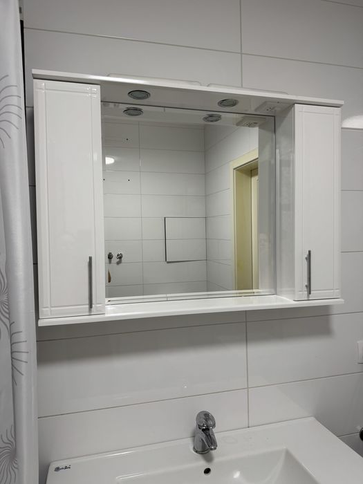 продаю навісну шафу з дзеркалом у ванну кімнату