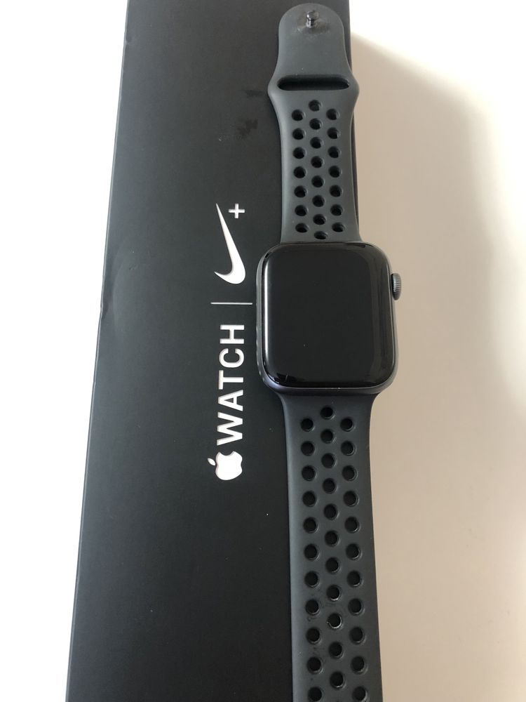 Apple Watch 4 (44mm) Nike