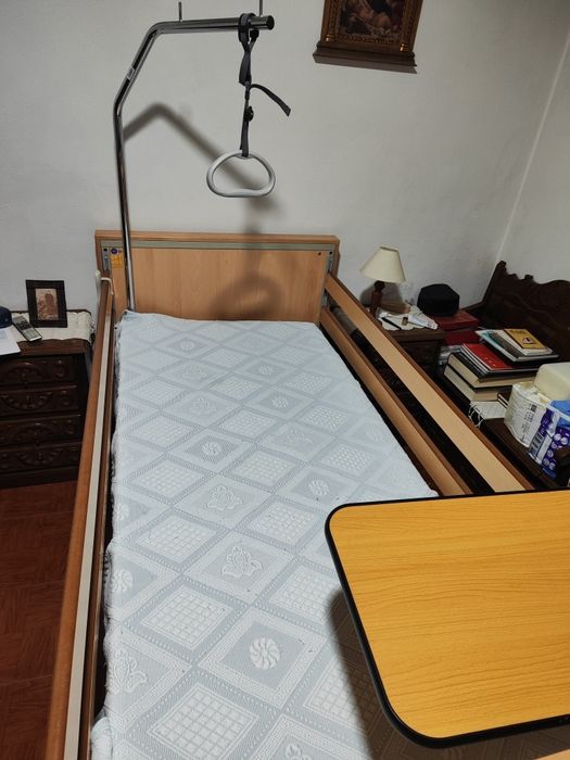 Cama articulada em madeira