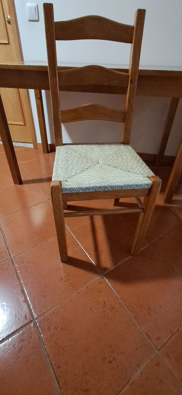 Mesa em madeira + 4 cadeiras