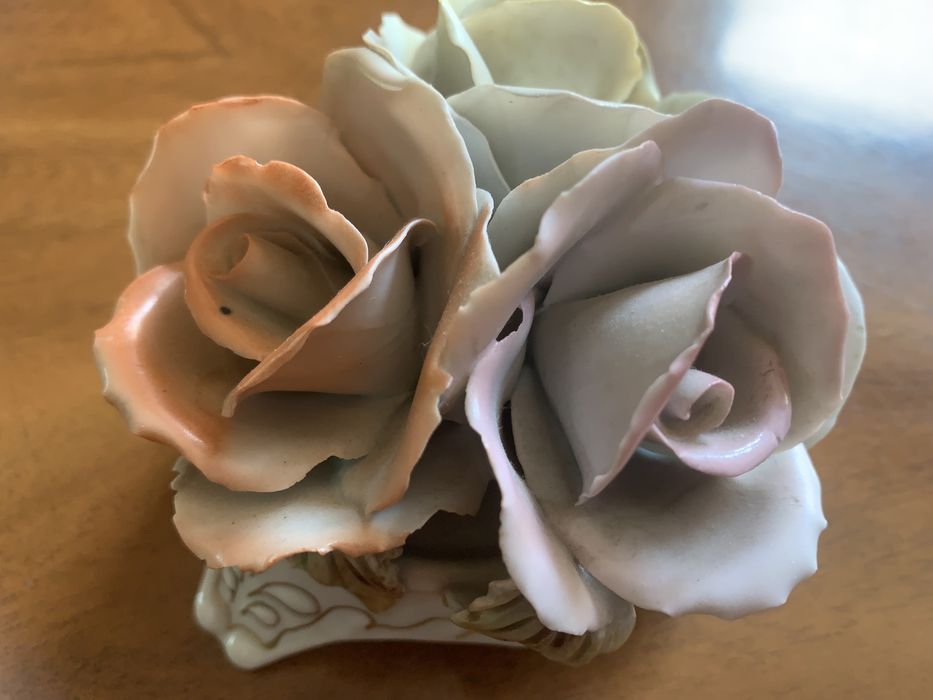 Porcelanowy dekoracyjny bukiet róż