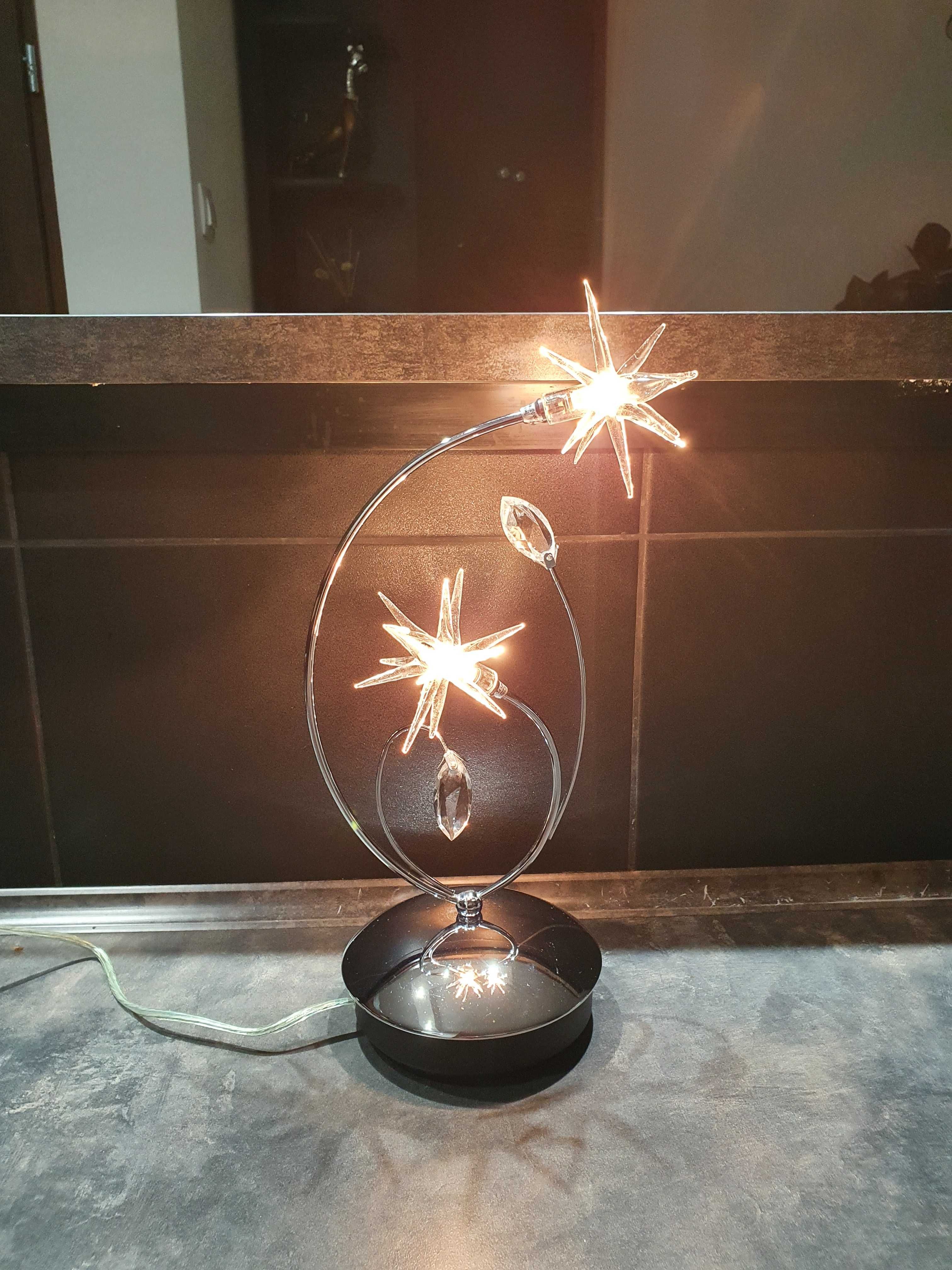 Lampka z ozdobnymi szklanymi nakładkami