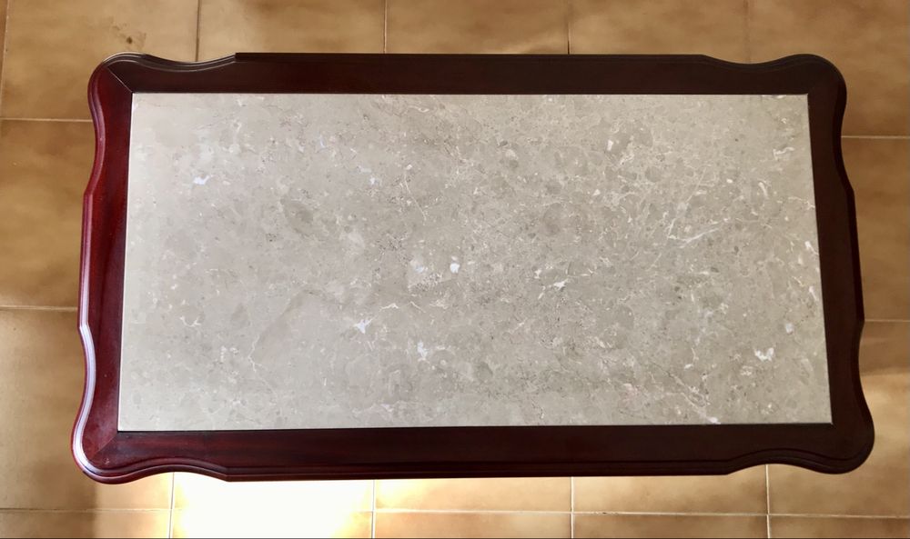 Mesa de centro em madeira com tampo de mármore