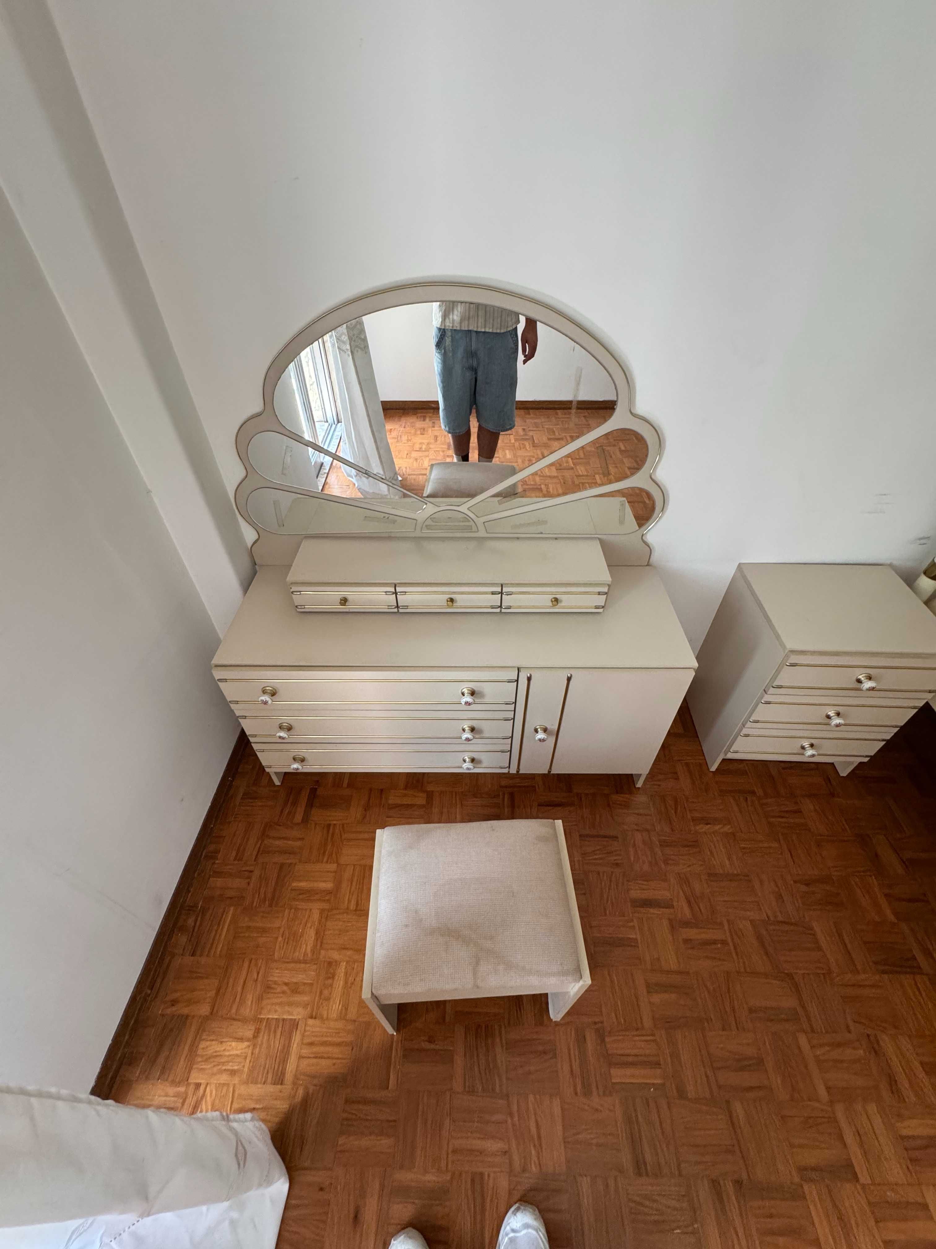 Conjunto de Quarto Antigo (Cama, Mesas de Cabeceira, Toucador)