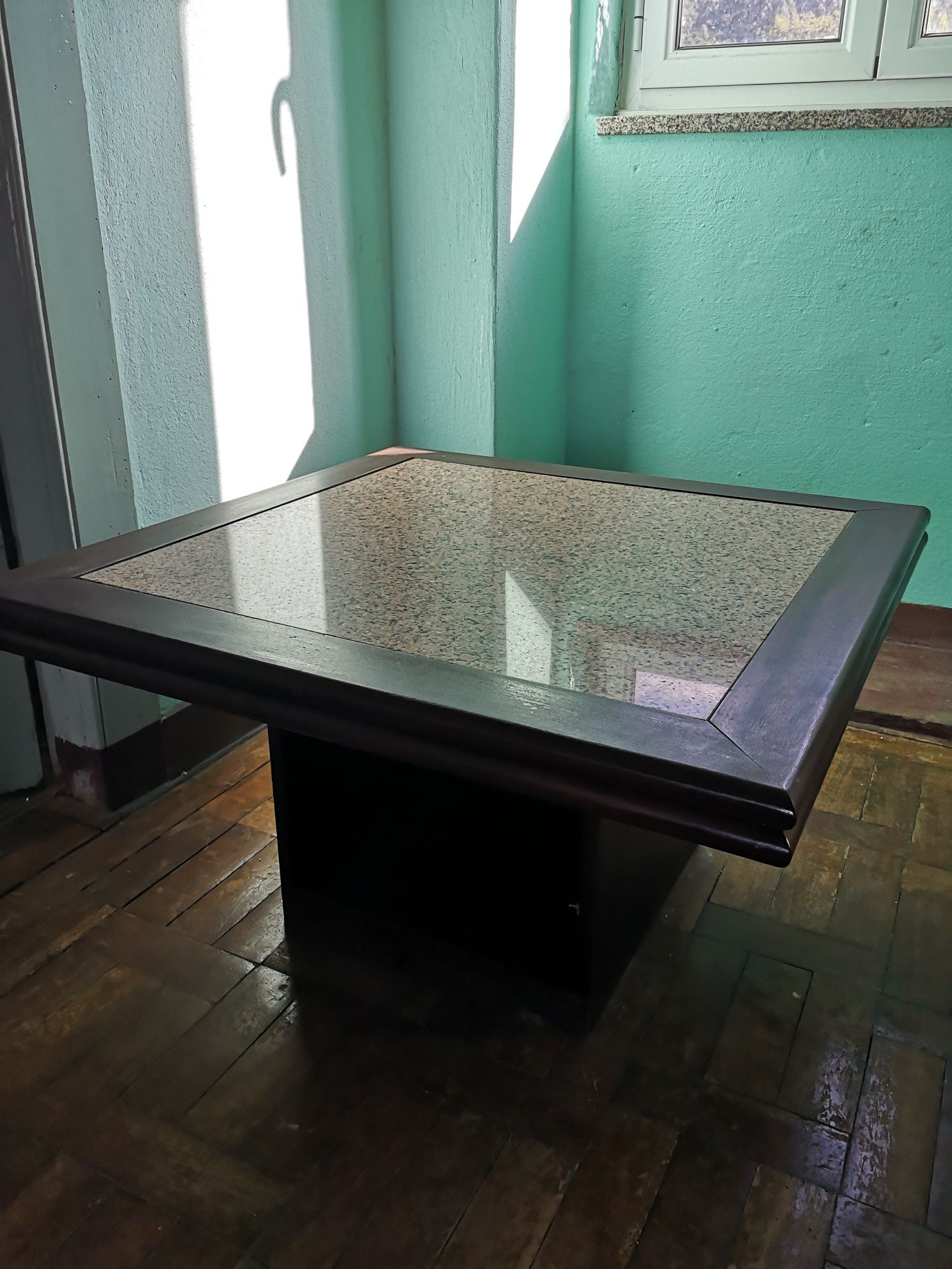 Mesa de centro com pedra de mármore