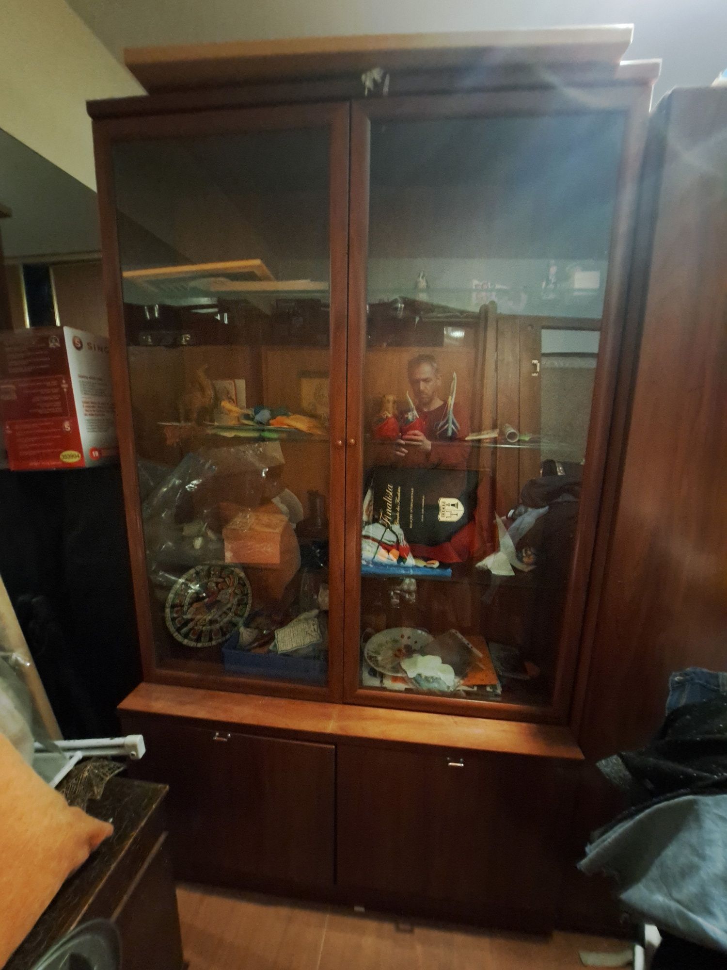 Móvel com vitrine em Cerejeira