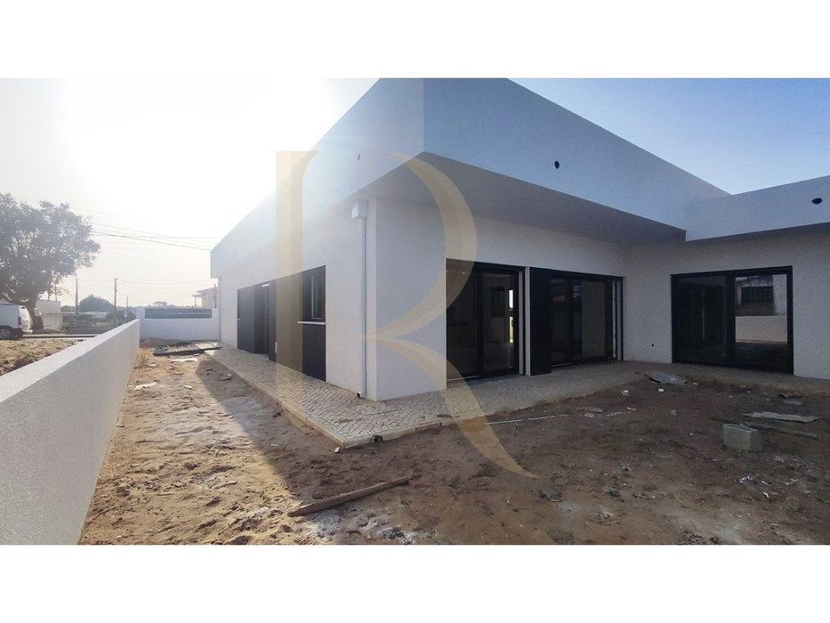 Moradia isolada térrea T4 com churrasqueira, parqueamento e garagem...