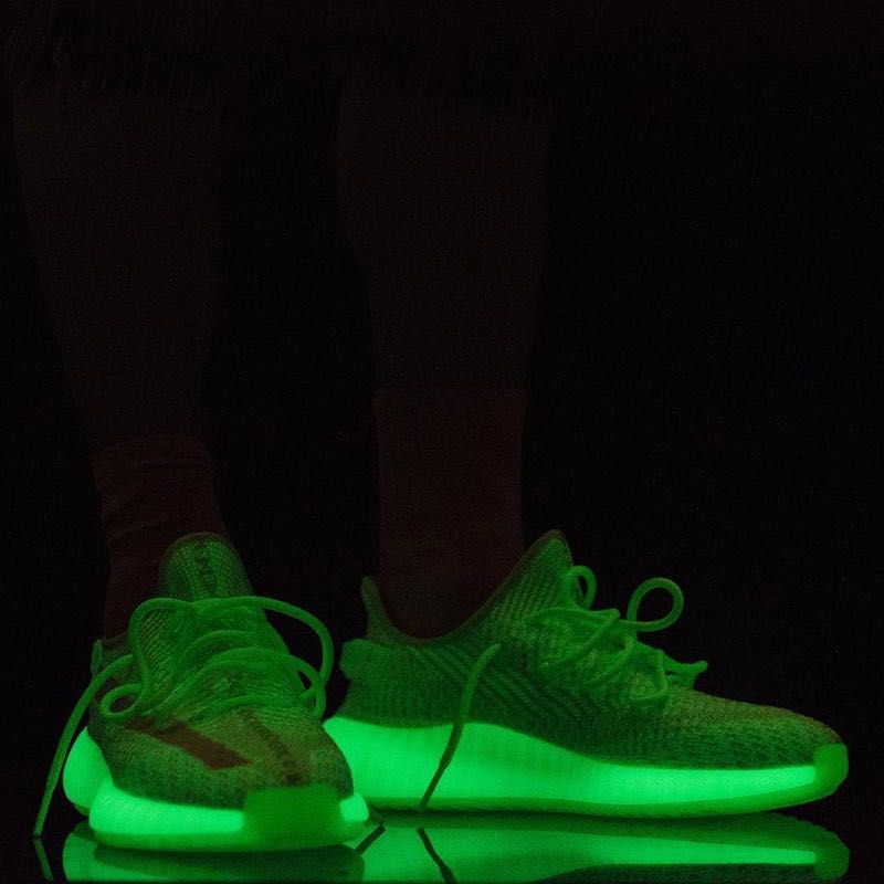 Продаю свои кроссовки adidas yeezy boost оригинал, светятся в темноте