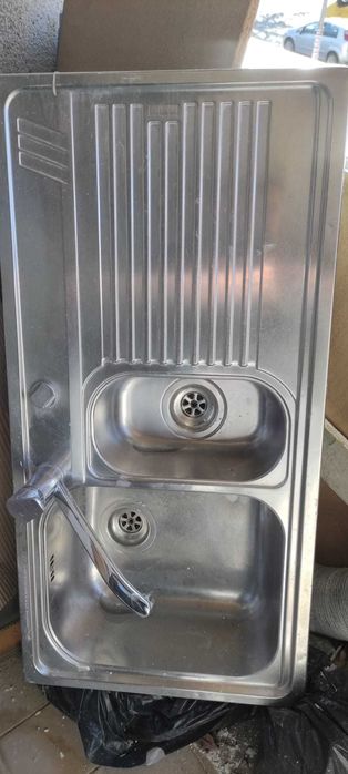 Banca de cozinha em inox, com torneira