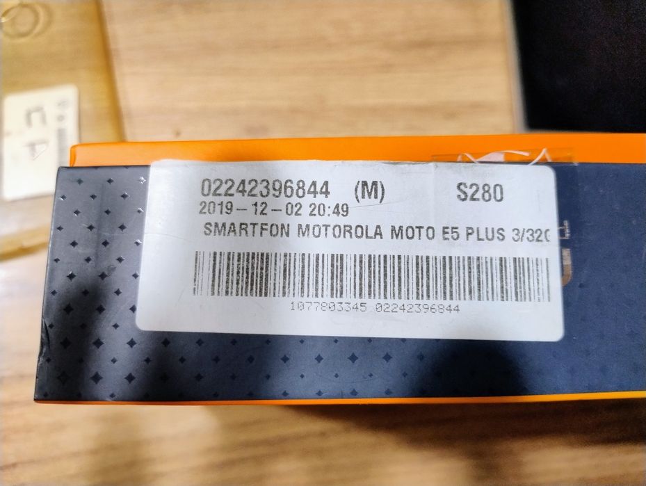 Smartfon Motorola Moto e5 plus 3/32 złota android