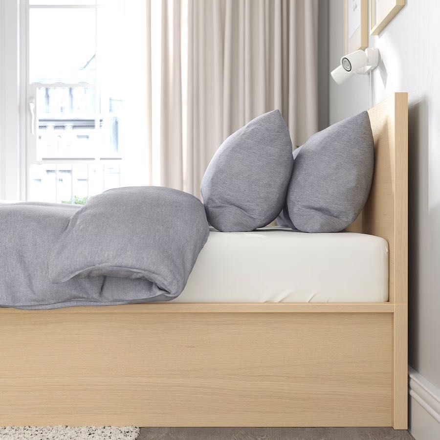 Ikea MALM
Łóżko z pojemnik. okleina dębowa bejcowana na biało 140x200