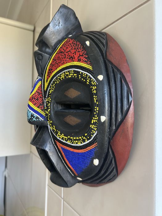 Mascara africana em madeira.