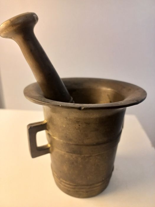 Stary moździerz z tłuczkiem