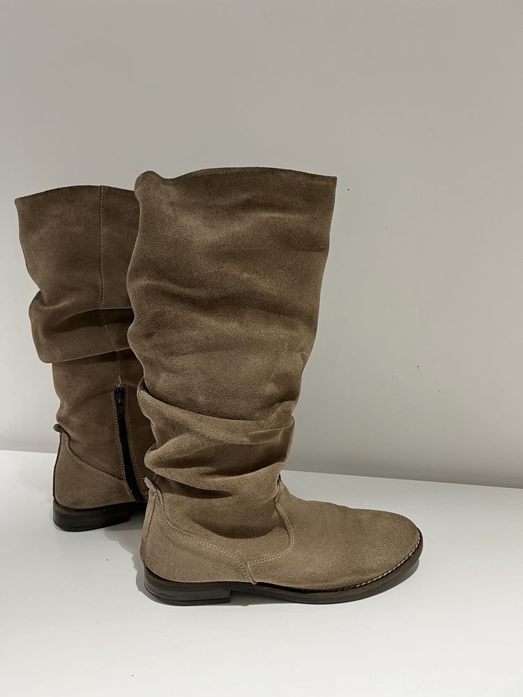 Botas cano alto em pele camel