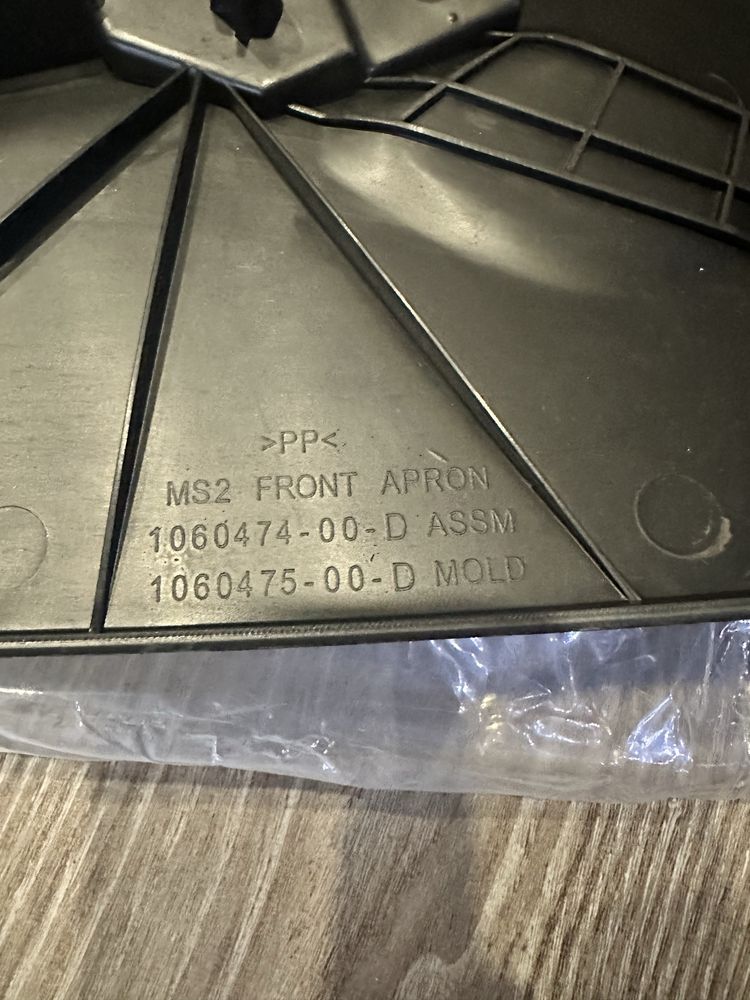 Пластик підкапотний Tesla model s rest 106047400D