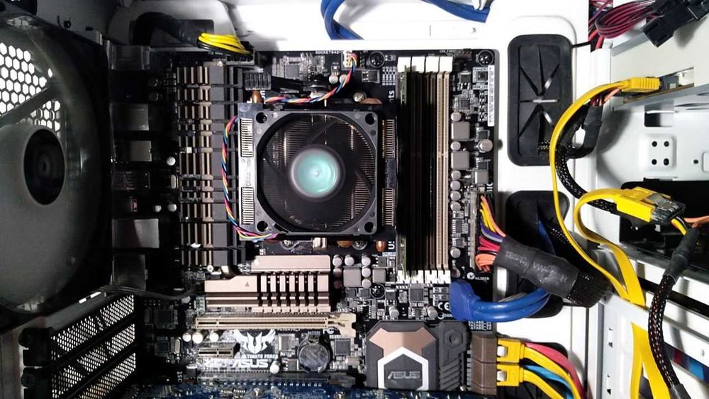 ASUS SABERTOOTH 990FX R2.0 материнка