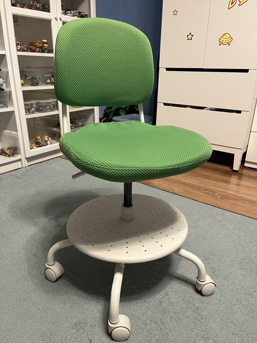 Zielone krzesło dziecięce dla dziecka biurowe obrotowe ikea vimund