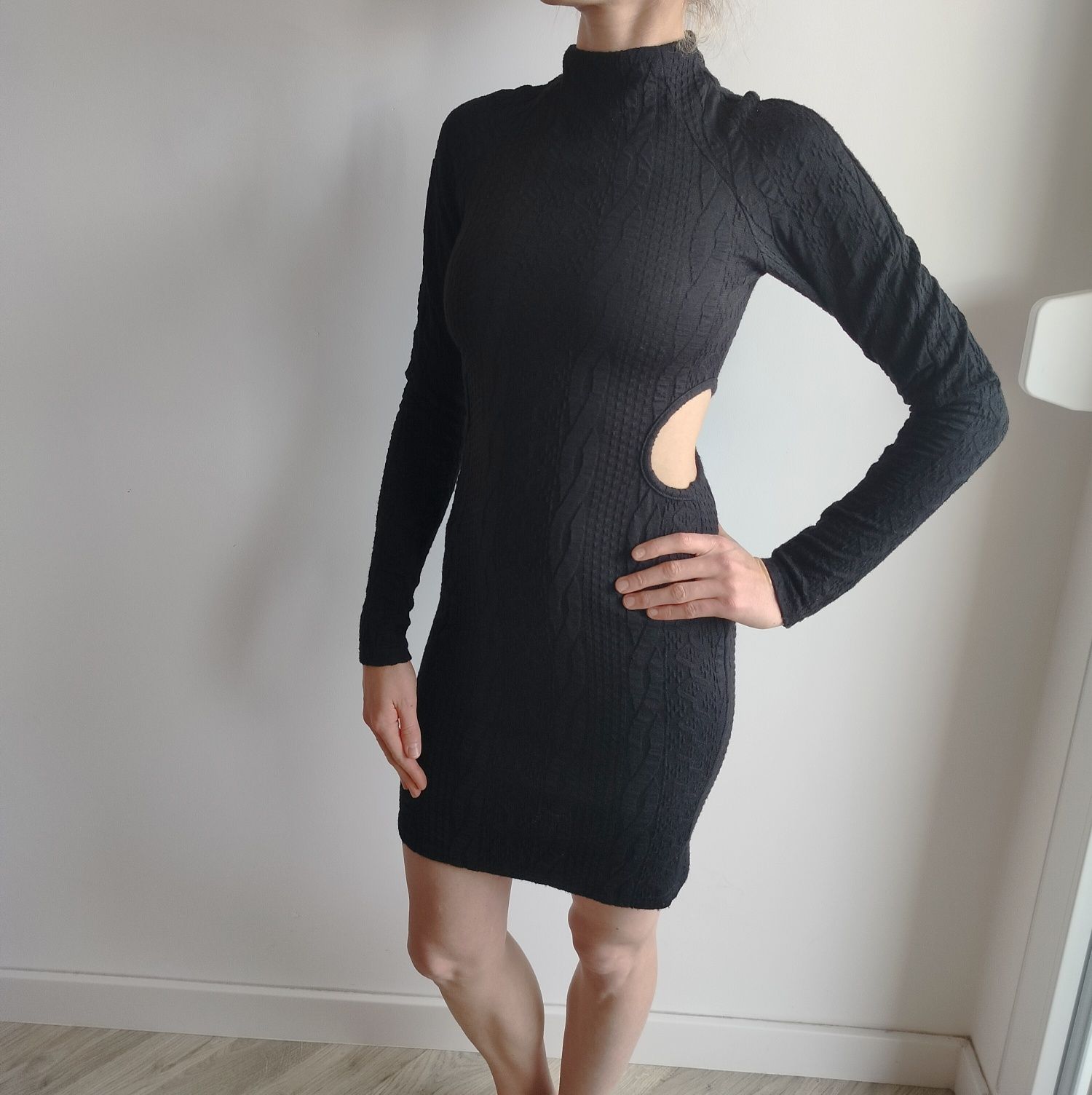 Czarna sukienka damska ASOS rozmiar XS sukienka na długi rękaw z wycię