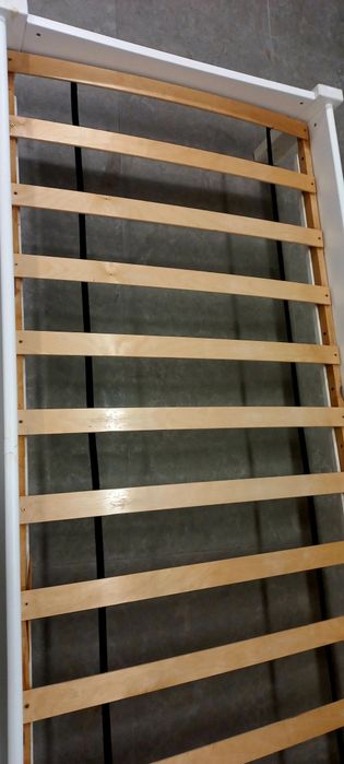 Białe łozko 90x200 z materacem i zagłówkiem