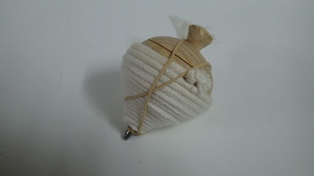 Pião antigo em madeira