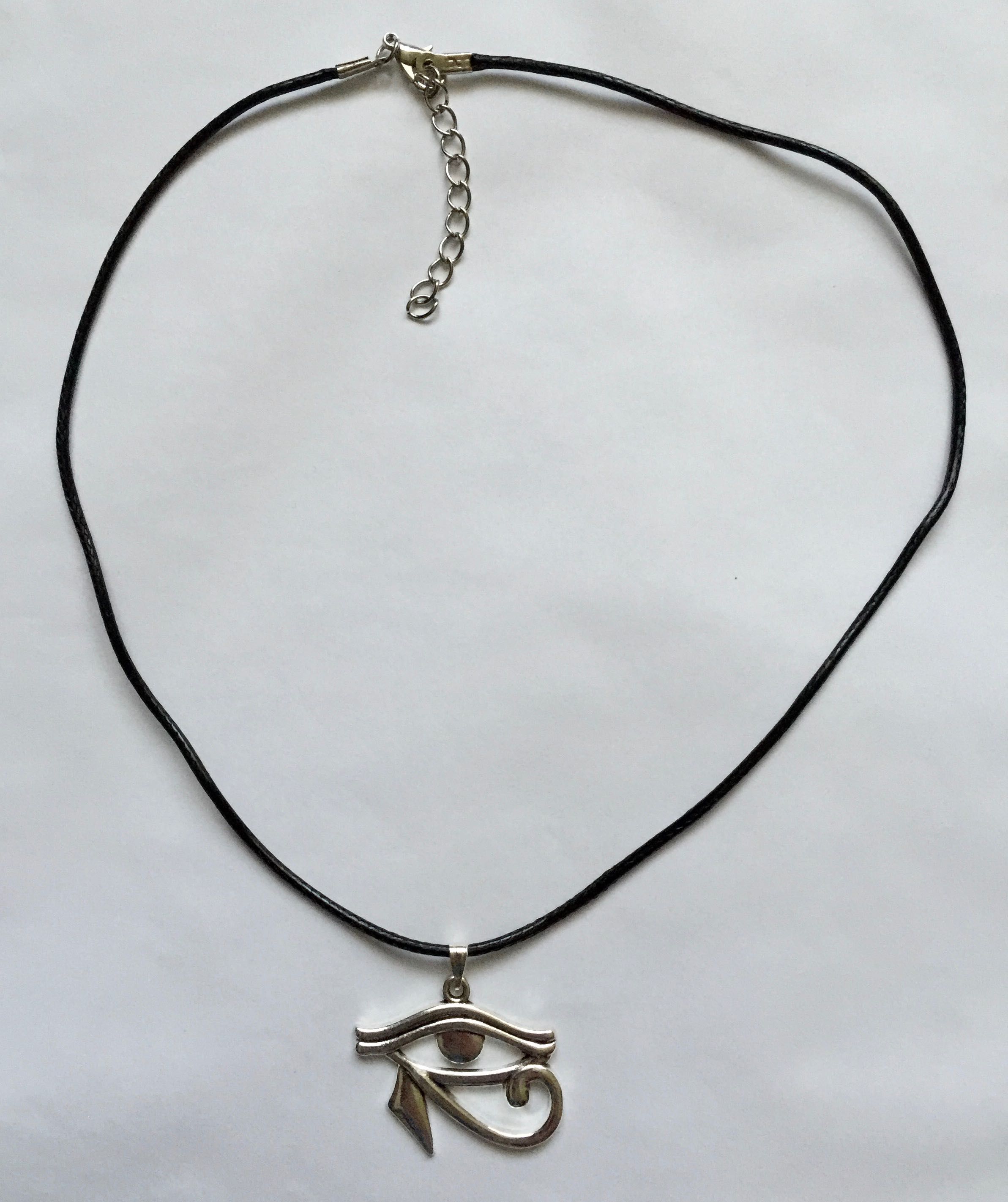 Egipt amulet Oko Horusa zawieszka na czarnym rzemyku srebrna