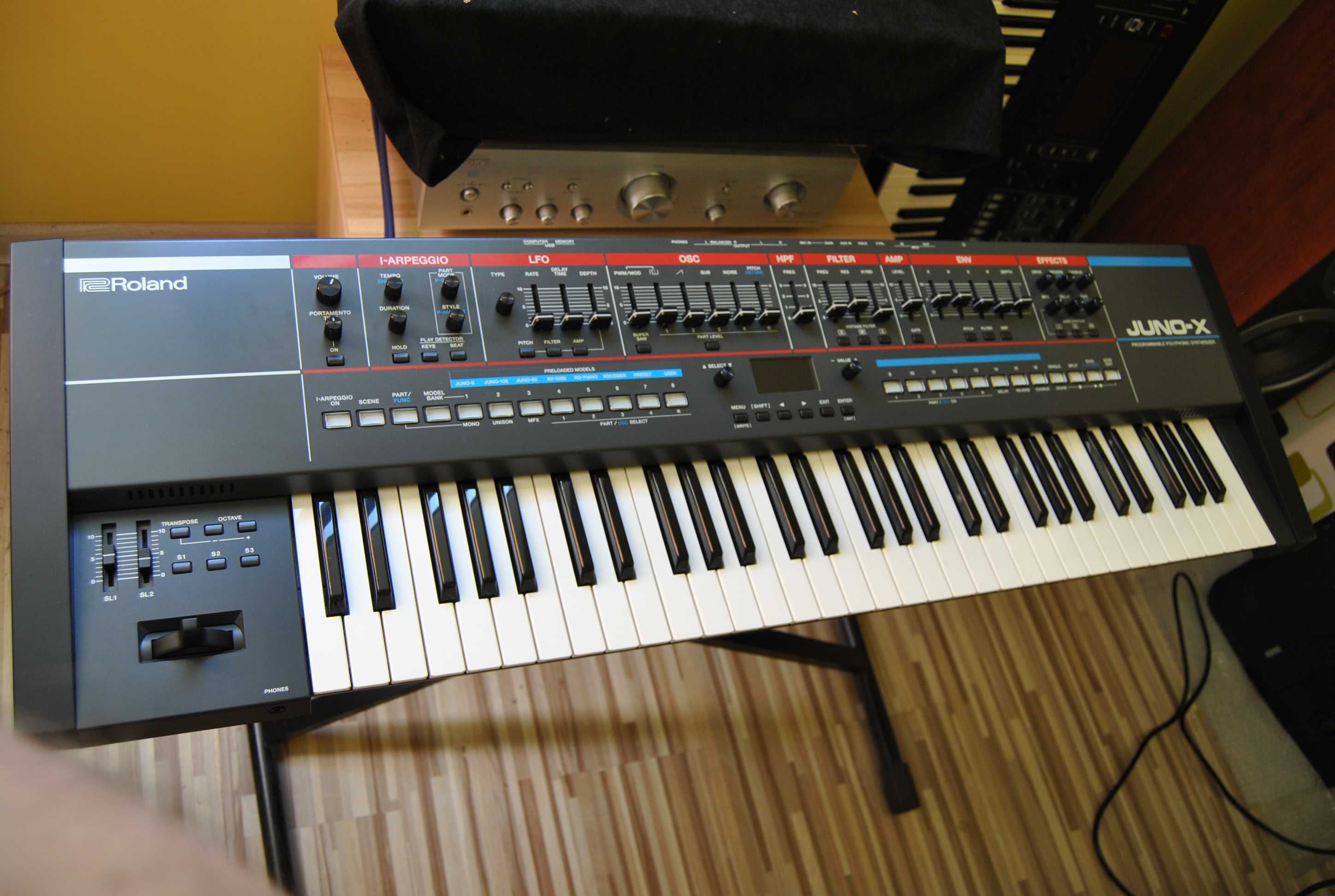 Roland Juno X. Syntezator w doskonałym stanie.