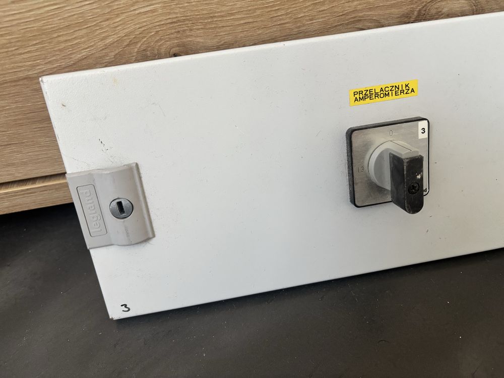 Osłona metalowa Legrand XL3 150mm oraz z przełącznikami LegraND XL3