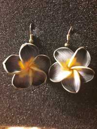 Kolczyki-hawajskski kwiatek-stal-bizuteria artystyczna