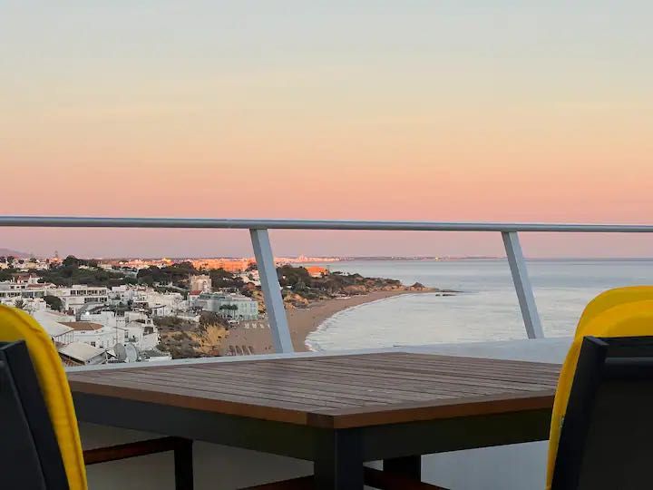 Apartamento com rooftop e vista mar – Centro de Albufeira