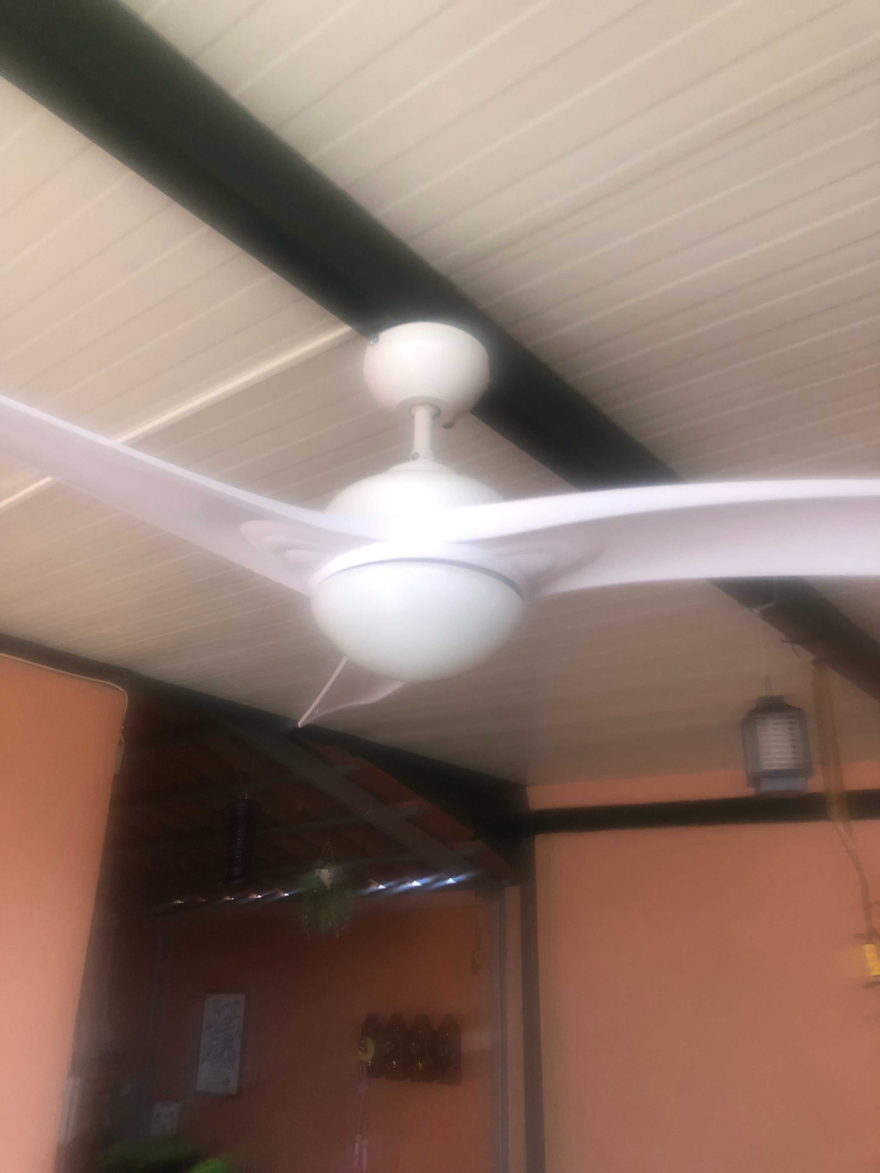 Ventoinha de teto com iluminação incluída