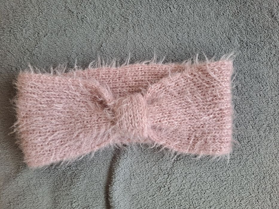 Opaska damska na chłodne dni w kolorze pudrowego różu