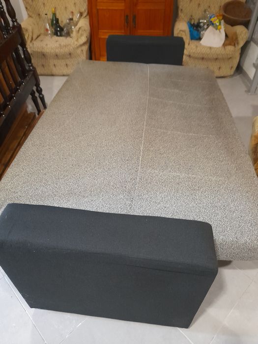 Sofá preto e cinza em tecido