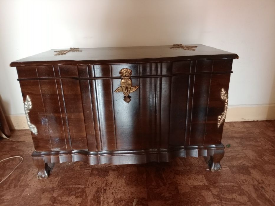 Arca em madeira maciça de nogueira