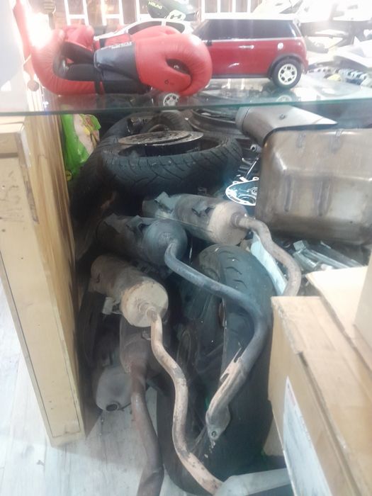 Vario material de várias motas em stock de oficina