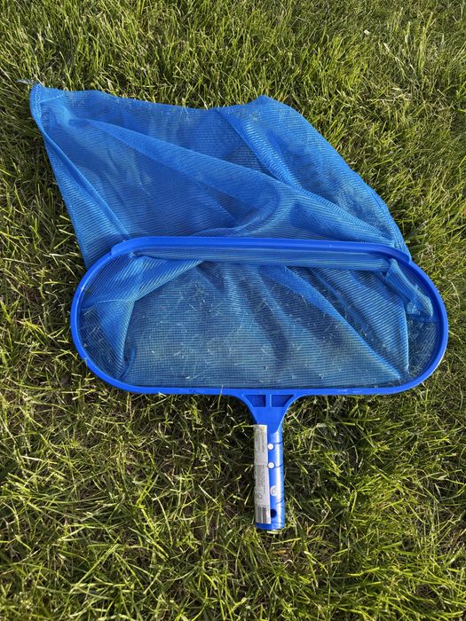 Zbiera  do basenu nowy