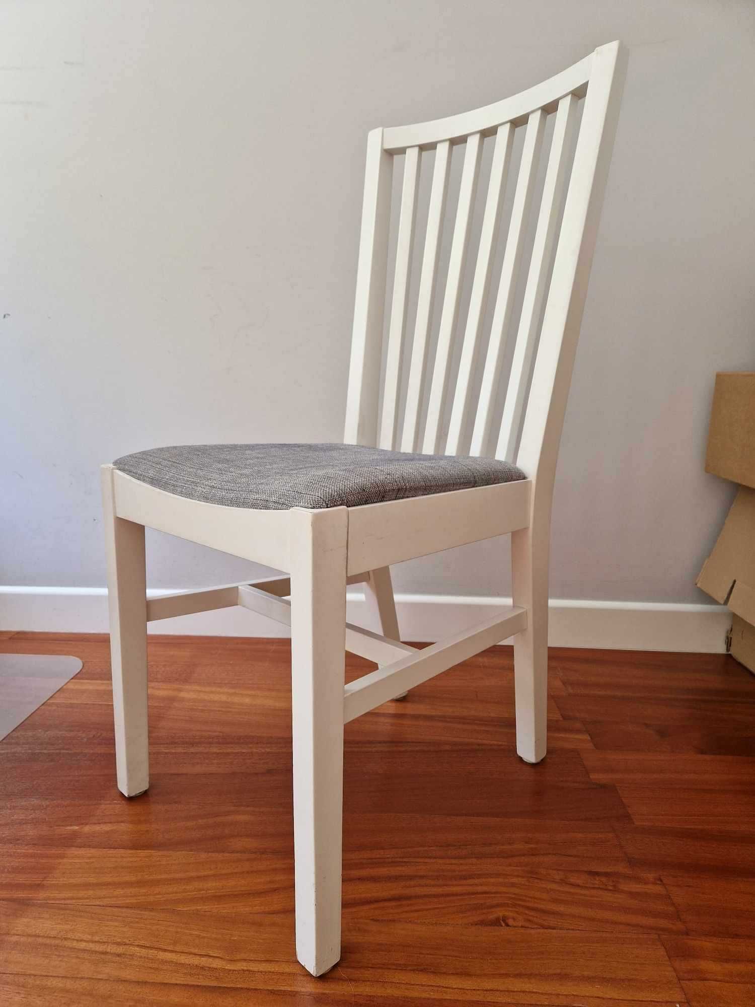 biały stół rozkładany oraz 6 krzeseł