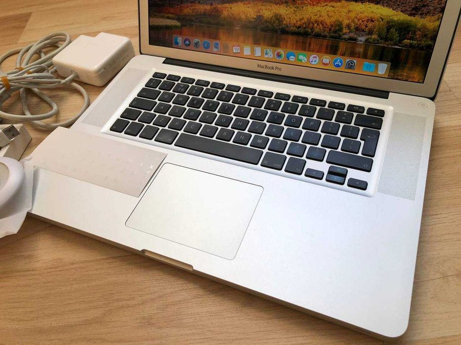 Макбук MacBook Pro Silver працює гарно