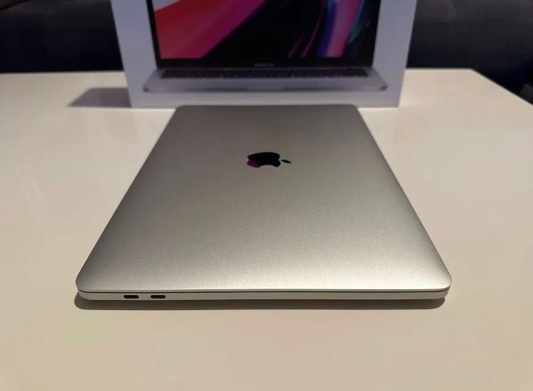 MacBook Pro 13 polegadas M1 16GB RAM 516 SSD com Acessórios